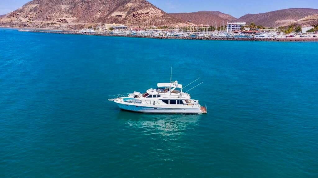 Puerto-Cortez-La-Paz_Cabo-Yacht-Services-1024×576